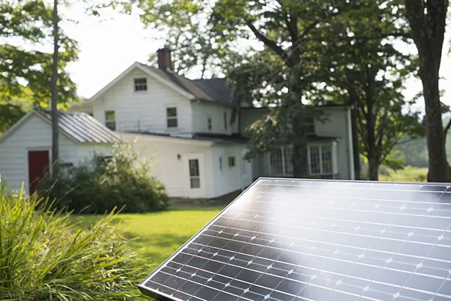 Panneaux photovoltaiques dans jardin, ou installer ses panneaux solaires