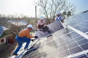 Installation panneaux photovoltaiques sur toit, panneaux solaires thermiques