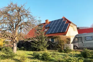 Panneaux photovoltaiques sur toit de maison